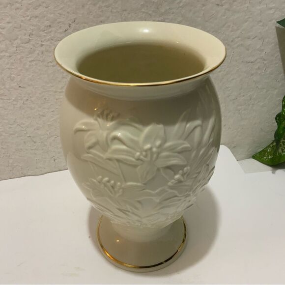 Lenox Embossed Lilly Floral 8" Tall Vase with 24 Karat Gold Trim b7 - Picture 1 of 8